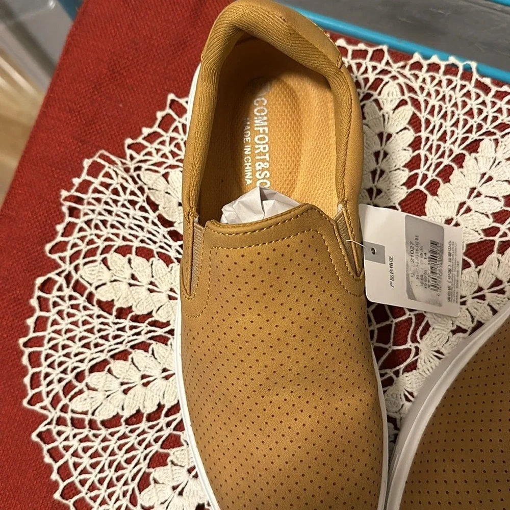 Nwt slip on sneakers. Comfort insole with padding. Size in EU sizing.